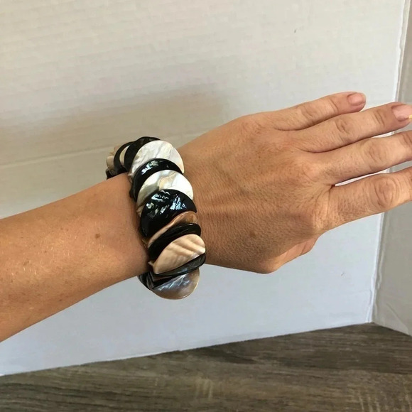 Boho  Shell Stretch Bracelet - Picture 2 of 8
